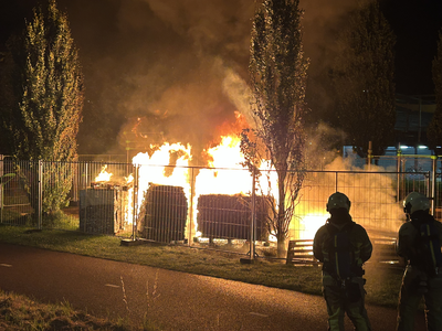 913004 Afbeelding van een aantal hooibalen die in brand gestoken zijn in het park Oosterspoorbaan te Utrecht, na het ...